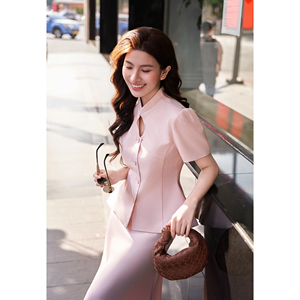 Blusa Elegante Rosa para Mujer con Cuello Mandarín y Abertura en el Escote, Estilo Peplum, para Oficina o Casual, Diseño Personalizado ODM OEM DORIS - Product Image 5