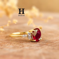 Anillo de Rubí Ovalado Certificado por IGI de Alta Calidad con Diamantes Laterales, Oro de 18K, Fabricante de Joyería Fina, Joyería Personalizada