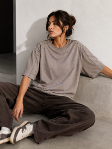 Camiseta de mujer con pedrería dispersa, logo personalizado, hombros caídos, estilo streetwear moderno, DTG, oversize, azul rey, top con pedrería - Product Image 4