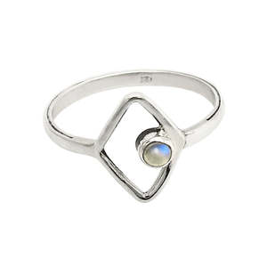 Anillo minimalista con piedra lunar arcoíris de corte redondo, hecho de plata de ley 925, precio al por mayor, joyería bohemia para chicas. - Product Image 1