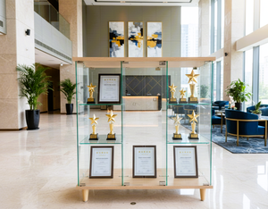 Vitrine d'angle moderne en verre TMG, gain de place, avec portes vitrées pour objets de collection et salon - Product Image 5