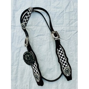 Conjunto de cabezada de una oreja y pechera de cuero negro estilo western para caballo con incrustaciones a cuadros blancos y conchos de diamantes de imitación, equipo ecuestre - Product Image 3