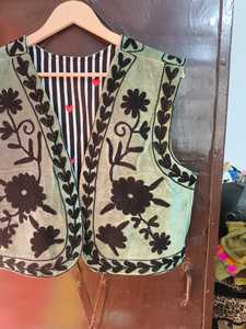 Veste en velours de coton brodée Suzani faite à la main, style bohème chic, motif floral léger, vêtements d'extérieur pour femmes, boutique en gros - Product Image 2