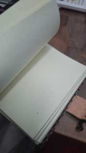 สมุดบันทึกปกหนังแข็งพร้อมลายนูนสัญลักษณ์โอม ปิดด้วยการเย็บมือ 120 แผ่น ผลิตในรัฐราชสถาน - ฉบับของขวัญ - Product Image 2