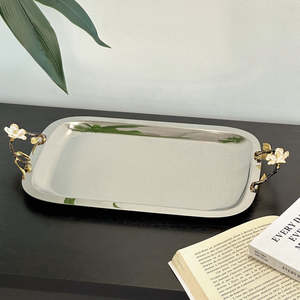 Un plateau de service en métal améliore la présentation des aliments, faisant apparaître même les plats simples élégants et soigneusement disposés. - Product Image 6