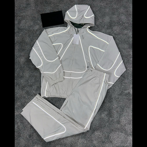 Ensemble coupe-vent réfléchissant imperméable personnalisé pour homme, idéal pour les activités sportives décontractées en extérieur, comprenant une veste et un short en nylon - Product Image 5