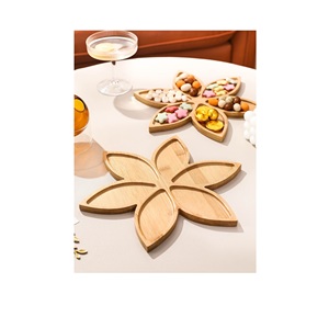 Bandeja de servir de madera con forma de flor, 6 compartimentos, plato de aperitivos de bambú para frutos secos, nueces, bocadillos y dulces - Product Image 2