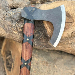 Hache viking artisanale industrielle, tête en acier gravée, manche en bois massif, poignée gainée de cuir, inspirée du patrimoine, objet de collection décoratif - Product Image 4
