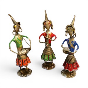 Juego de Muñecas Musicales Tribales Bohemias Pintadas a Mano en Hierro |   Figuras de Arte Popular |   Adorno Decorativo de Hierro Hecho a Mano para el Hogar para Diwali - Product Image 2