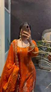 Ensemble de costume en soie Fendy long orange, comprenant un haut et un pantalon en soie Fendy, un dupatta avec broderie de fils et de sequins, et une bordure en dentelle à découpes sur 2 côtés. - Product Image 2