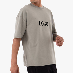 เสื้อยืดผู้ชายทรงโอเวอร์ไซส์ สีเทา ผ้าฝ้าย พิมพ์ลายโลโก้ด้านหน้า คอกลม แขนสั้น ทรงพอดีตัว - Product Image 2