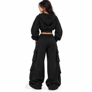 Conjunto de dos piezas casual para mujer: Sudadera con capucha corta negra y pantalones cargo de pierna ancha, estilo urbano de ajuste holgado con cordón y manga larga. - Product Image 3