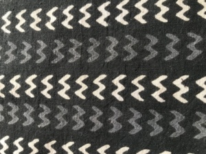 ผ้าฝ้ายพิมพ์ลายบล็อกด้วยมือขายส่ง – ลายเรขาคณิตสีดำและสีขาวแบบซิกแซก ผ้าฝ้ายอินเดียสำหรับตัดเย็บเสื้อผ้า - Product Image 2