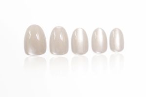 Faux Ongles en ABS Gris Brillant Personnalisés en Gros, Forme Amande Minimaliste, Estampage Doré, Longueur Moyenne, à Presser - Product Image 4