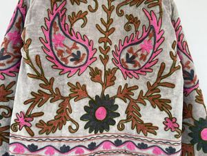 Chaqueta estilo vintage Suzani, chaqueta de invierno hecha a mano con bordado floral Suzani, chaqueta de terciopelo bohemia de invierno. - Product Image 5