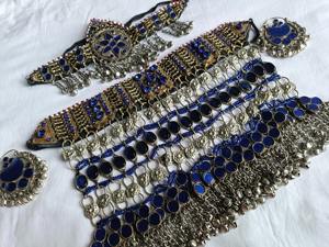 Parures de bijoux afghans style turquoise détaillées avec des franges de pièces de monnaie complexes et des plaques gravées de motifs tribaux pour les festivals ethniques d'été - Product Image 4