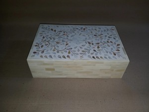 Caja Organizadora de Lujo con Incrustaciones de Hueso, el Accesorio de Decoración para el Hogar Más Vendido, Ideal para Joyas, Regalos y Accesorios, Disponible para la Venta - Product Image 5