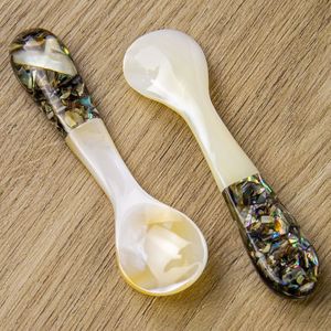 Cuillère décorative artisanale en résine écologique transparente, sculptée à la main avec des motifs floraux, pour servir le thé - Product Image 4