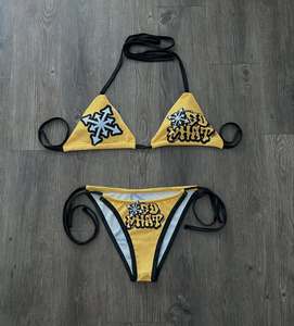 Ensemble bikini avec haut croisé à nouer et bas string, logo imprimé par transfert thermique, bordure contrastante, en Spandex et Polyester - Product Image 2