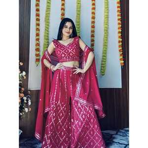 Ropa de Fiesta Indo-Occidental con Lentejuelas y Bordado para Celebraciones Indias y Pakistaníes - Product Image 2