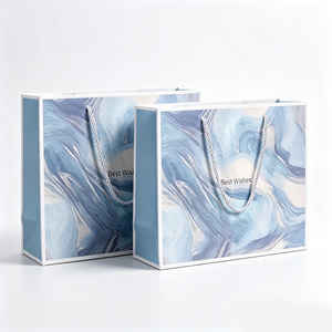 Sacs cadeaux imprimés marbre artistique en tons bleus avec message de vœux et poignées en corde torsadée pour marques de luxe de beauté ou de bien-être - Product Image 3
