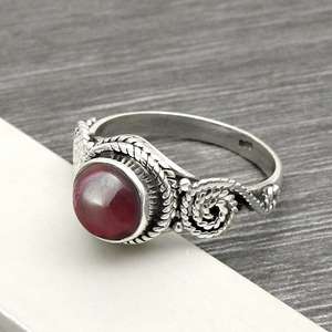 Anillo de plata de ley 925 con gema de granate rojo de diseño único, joyería fina para mujer, anillo bohemio con cristal rojo curativo. - Product Image 1
