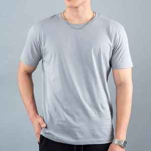 เสื้อยืดคอกลมแขนสั้นสีเทาอ่อนสำหรับผู้ชาย ทรงปกติ สีพื้น ผ้าถักเนื้อเจอร์ซีย์ 100% ผ้าฝ้าย - Product Image 6