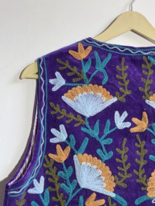 Chaleco Suzani Bordado Morado Hecho a Mano para Mujer |   Chaleco de algodón con estampado floral estilo bohemio vintage |   Chaqueta Étnica sin Mangas - Product Image 2