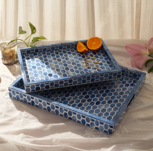 Plateau rectangulaire en os incrusté de chevrons noirs et blancs avec poignées en laiton, disponible à prix de gros. - Product Image 4