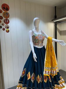 Exclusivo Conjunto Étnico de Algodón Romano Chaniya Choli con Dupatta de Borde de Gamthi Pesado para Navratri, Bodas y Festividades - Product Image 5