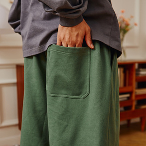 กางเกงขาสั้นขายส่งสำหรับฤดูร้อน ทรงโอเวอร์ไซส์ สกรีนโลโก้ตามสั่ง ผ้าวอร์สเตดผสมสแปนเด็กซ์/ผ้าฝ้ายออร์แกนิค มีเชือกผูกเอว ระบายอากาศได้ดี สีพื้น - Product Image 5