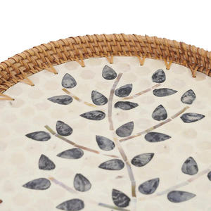 Elegante Bandeja Redonda de Ratán con Incrustaciones de Madreperla en Forma de Hoja, Marco Natural Tejido a Mano, Bandeja Decorativa Sofisticada - Product Image 5