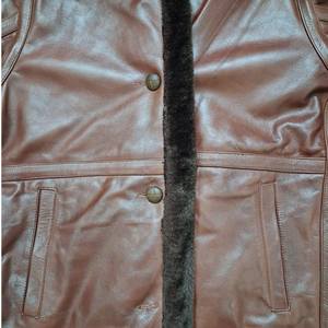 เสื้อแจ็คเก็ตบอมเบอร์หนังแท้สีน้ำตาลสำหรับผู้ชาย พร้อมซับในขนเทียมแบบเชียร์ลิง – เสื้อแจ็คเก็ตบอมเบอร์มีฮู้ดให้ความอบอุ่น เสื้อโค้ทฤดูหนาว - Product Image 5