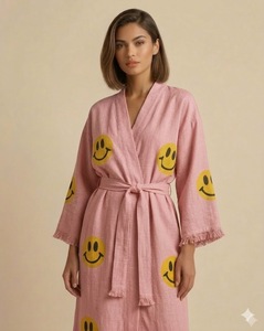 Robe Kimono Longue Ample à Col en V Imprimé Visage Souriant Noir avec Bords Effilochés – Tenue Décontractée Toutes Saisons - Product Image 2