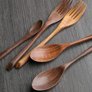 Cuillère en bois artisanale la plus vendue avec surface polie et lisse, ustensile de cuisine réutilisable pour cuisiner, mélanger et servir, en vente - Product Image 1
