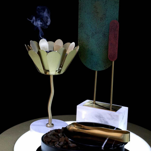 Brûleur à Bakhoor élégant en forme de lotus avec pétales métalliques et base en marbre massif, parfait pour la décoration de maison de luxe et les cadeaux festifs - Product Image 5