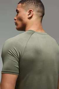 T-shirt ajusté pour homme en coton mélangé vert olive, col rond, vêtements de sport, coupe slim, étiquette privée personnalisée - Product Image 6