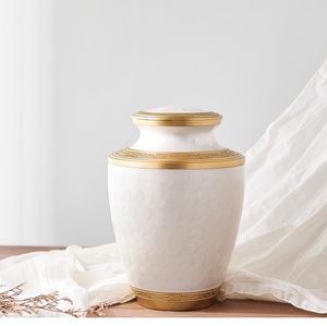 Urne funéraire pour cendres d'adultes avec surface raffinée pour la conservation des cendres, les événements commémoratifs et les hommages familiaux respectueux - Product Image 6