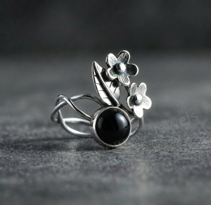 Anillo Minimalista Hecho a Mano con Ónix Negro de 8mm, Forma Redonda, Plata de Ley 925, Baño de Rodio, Diseño de Hoja y Flor - Product Image 1