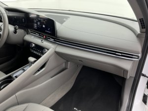 Équipements de luxe pour Elantra SEL : Navigation, sièges en cuir, phares à LED, transmission automatique, toit ouvrant, caméra 360° arrière - Product Image 5