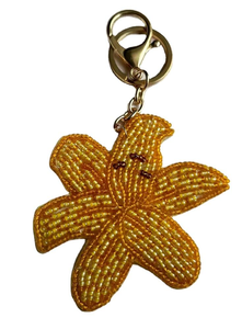 Llavero Artesanal Ecológico con Abalorios de Semillas y Letra Inicial, Diseño Floral Clásico, Ideal para Aniversarios y Graduaciones (Venta al por Mayor) - Product Image 4