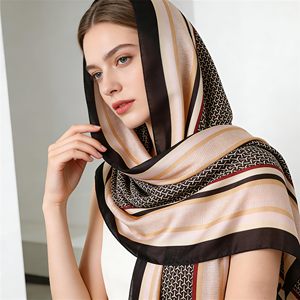 Foulard carré en satin effet soie, style bandana, avec impression personnalisée pour mariage - Product Image 6