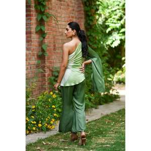 Conjunto coordinado Indo-Occidental verde para mujer, top asimétrico de un solo hombro con pantalones palazzo, atuendo festivo para fiestas. - Product Image 4