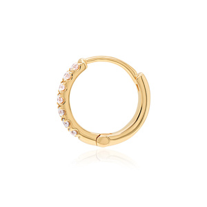 Pendientes de Aro Pequeños con Diamantes Cultivados en Laboratorio de 0.14CT, Corte Brillante, Certificados por IGI, Oro de 10KT con Baño de Rodio, Estilo Huggie - Product Image 4