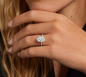 Bague de fiançailles en diamant taille ovale en or blanc avec bande pavée, style classique pour femme - Product Image 3