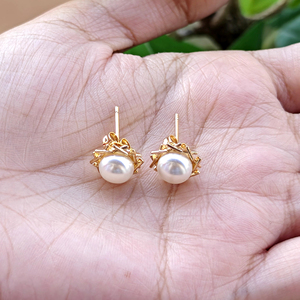 Pendientes minimalistas con perlas y diseño de rayos de sol, hechos a mano, chapados en oro de 18k, con cierre de presión floral delicado, para regalo de mujer. - Product Image 3