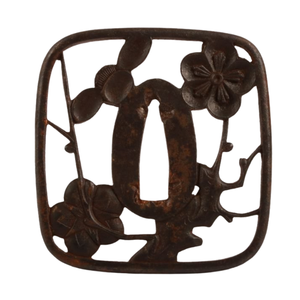 Tsuba Japonesa del Periodo Edo, Diseño de Ciruelo en Hierro, Forma Nade Kaku, Protector de Espada sin Marcar - Product Image 2