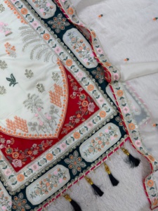 Ensemble prêt-à-porter entièrement cousu avec haut en soie brodé de motifs étoiles et de sequins, pantalon en soie à motifs étoiles et dupatta Rangoli. - Product Image 5