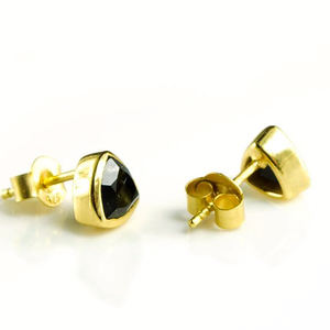 Pendientes de tuerca de ónix negro natural con corte trillón - Plata de ley 925 chapada en oro, engaste de bisel, pendientes de piedras preciosas hechos a mano, venta al por mayor - Product Image 2