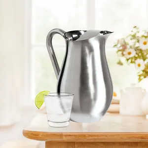 Pichet à eau en acier inoxydable au design minimaliste avec poignée pour usage hôtelier et hôtellerie, à usage décoratif - Product Image 2